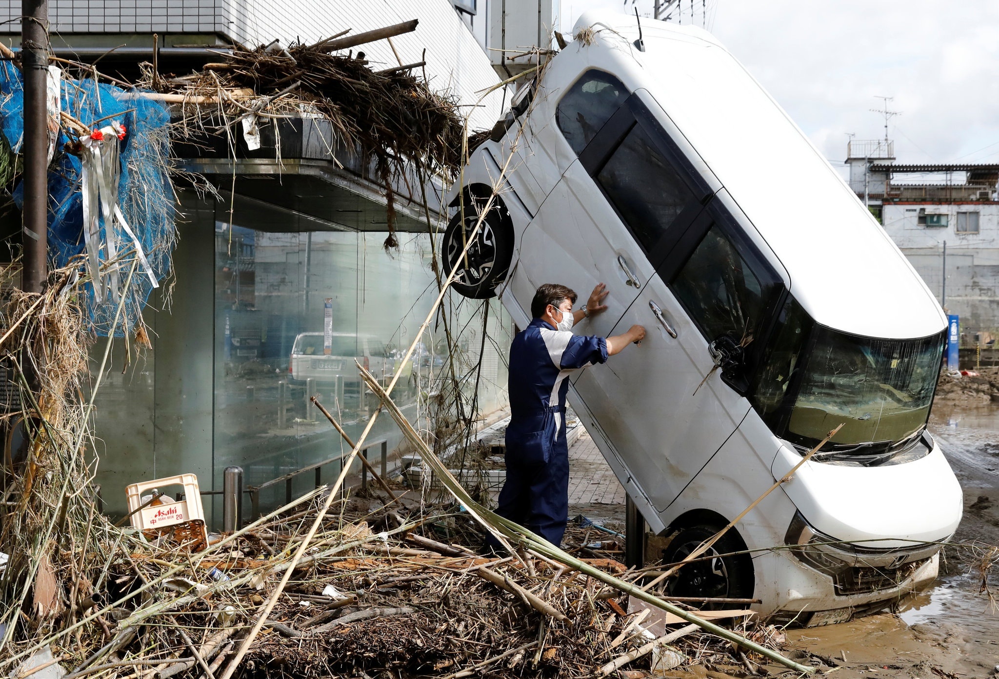 58 nguoi chet vi mua lu o Nhat, co nan nhan bi nuoc cuon den tinh khac hinh anh