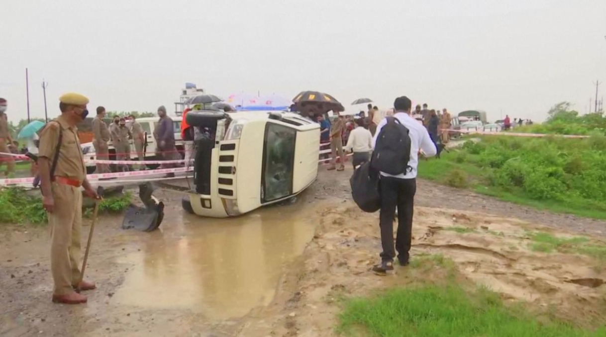 Toi pham lam 8 canh sat An Do thiet mang bi ban chet luc ap giai hinh anh