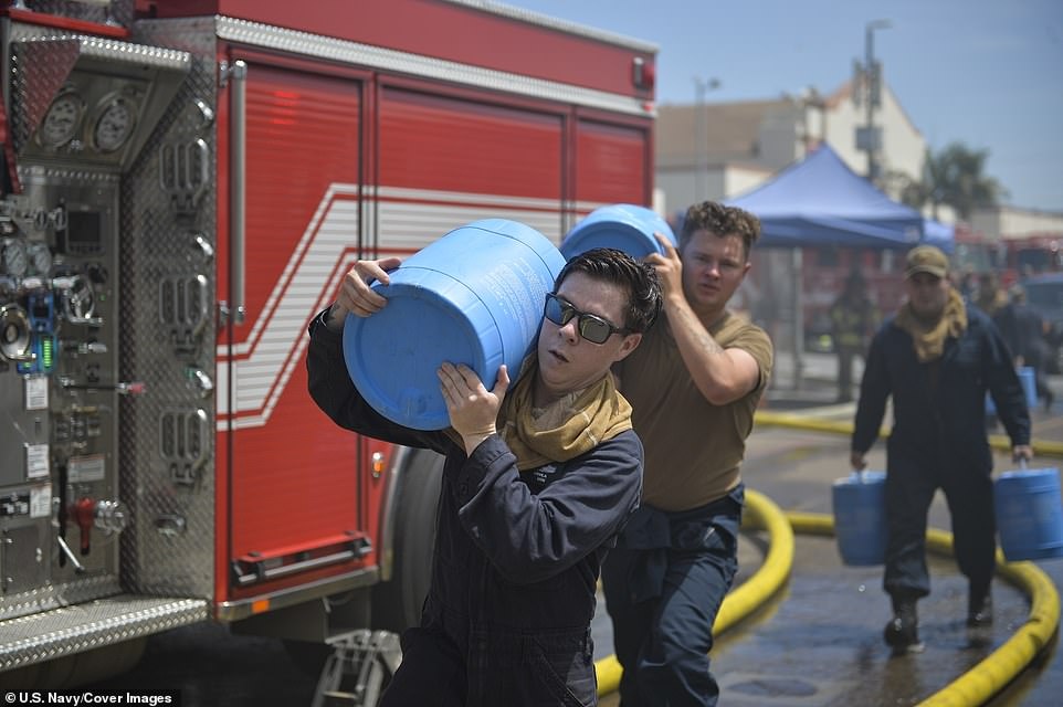 tau chien Bonhomme Richard chay anh 13