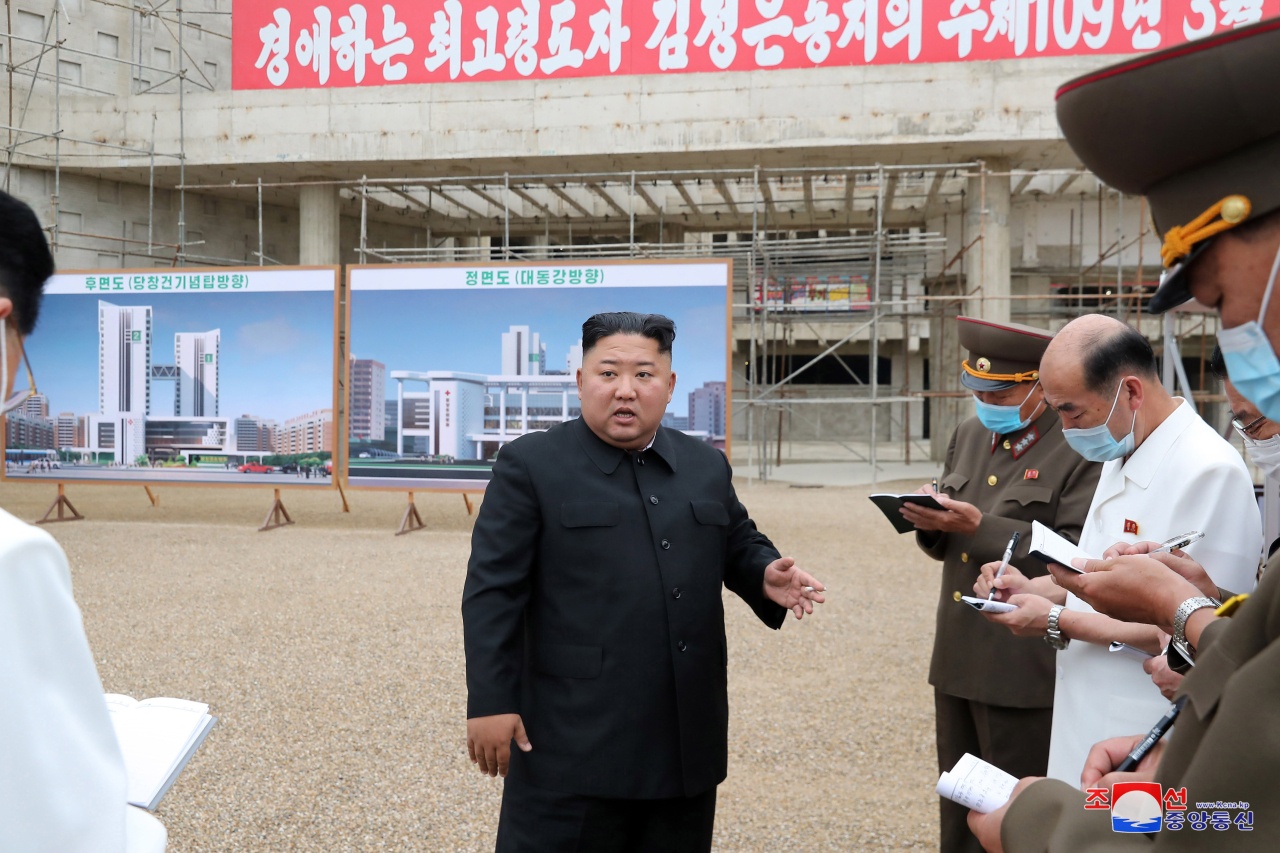 Kim Jong Un khien trach quan chuc anh 1
