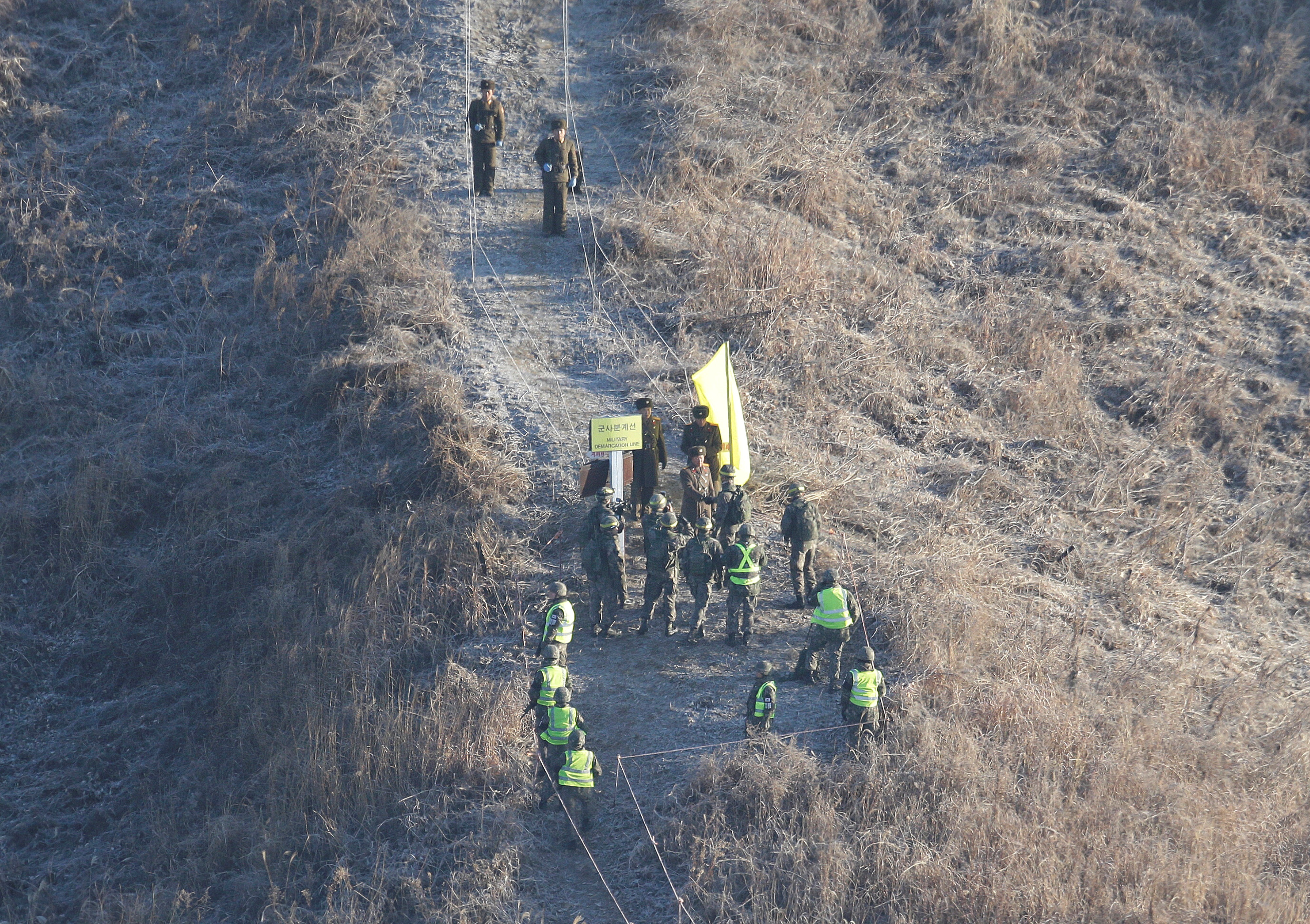 Nguoi dao tau Trieu Tien boi duong ong cong de ve nuoc hinh anh
