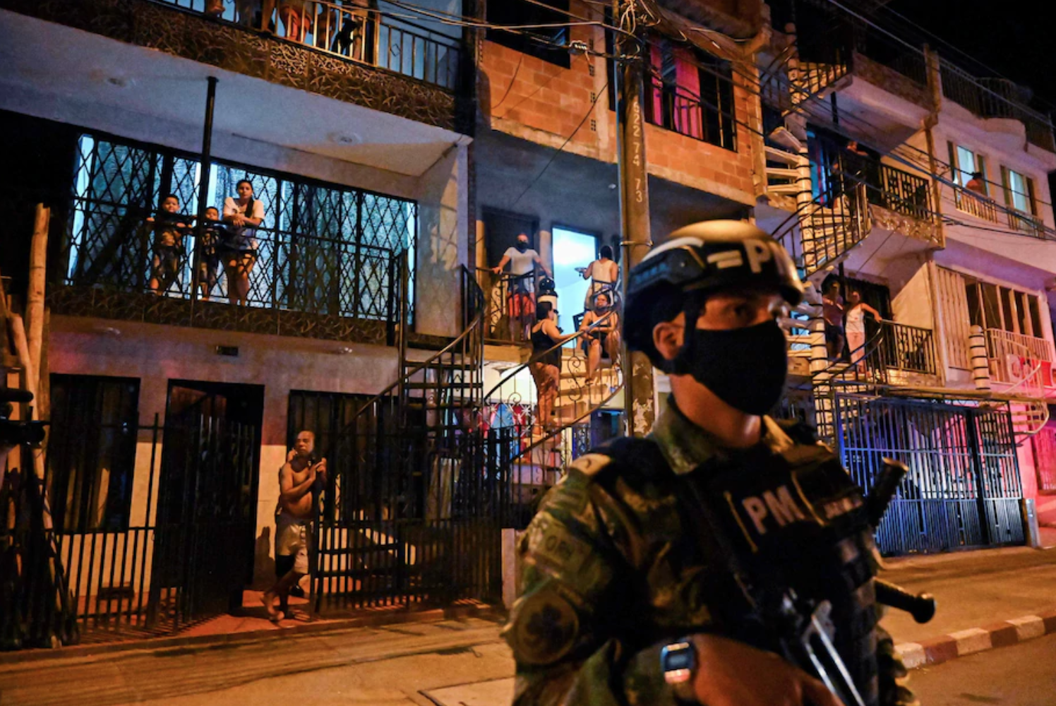 Phien quan Colombia na sung vao nguoi vi pham lenh gioi nghiem hinh anh