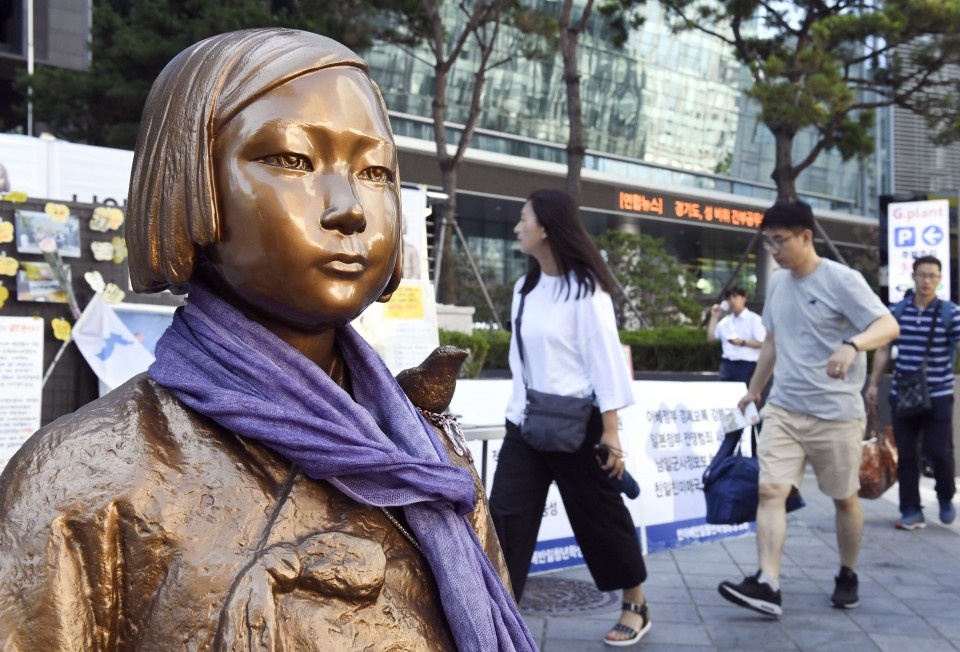 Tuong nguoi quy goi gay tranh cai o Han Quoc vi lam lien tuong ong Abe hinh anh