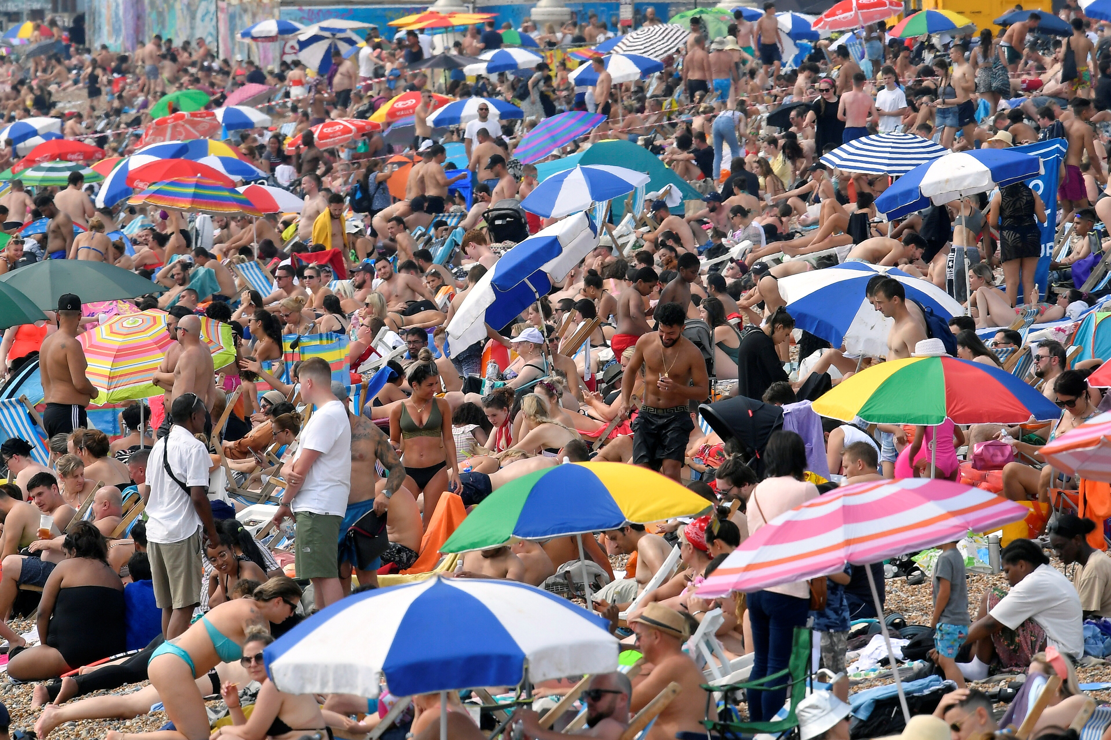 Bai bien Anh kin nguoi va rac vi dan chua duoc du lich nuoc ngoai hinh anh