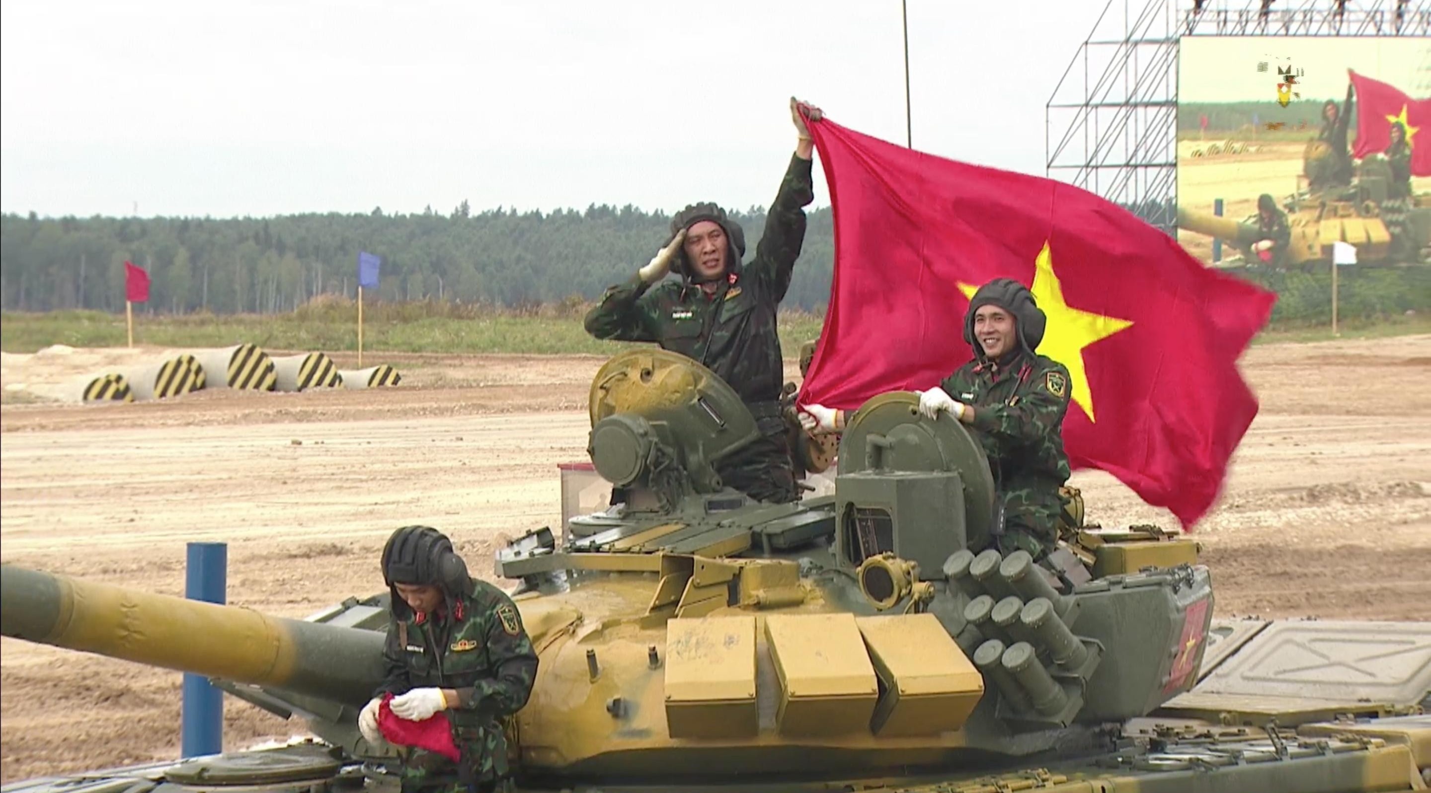 Doi tang Viet Nam ve dich dau tien trong tran ra quan hinh anh