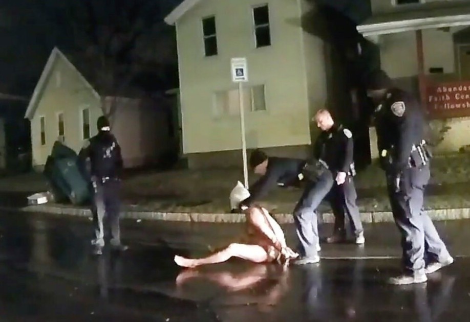 Bay canh sat trum dau nguoi da den o New York bi dinh chi hinh anh