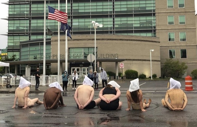 Nguoi bieu tinh khoa than de doi cong ly cho nguoi da den hinh anh