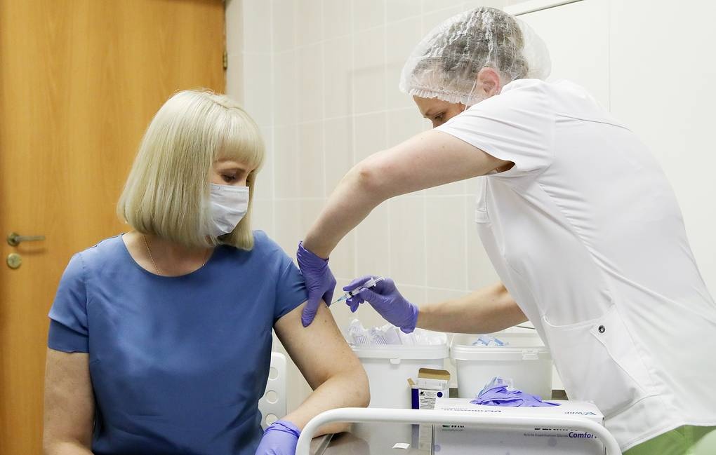 Nga tiem mui vaccine Covid-19 dau tien cho tinh nguyen vien o Moscow hinh anh