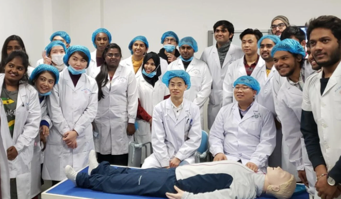 sinh vien y An Do tot nghiep o Trung Quoc khong tim duoc viec anh 2