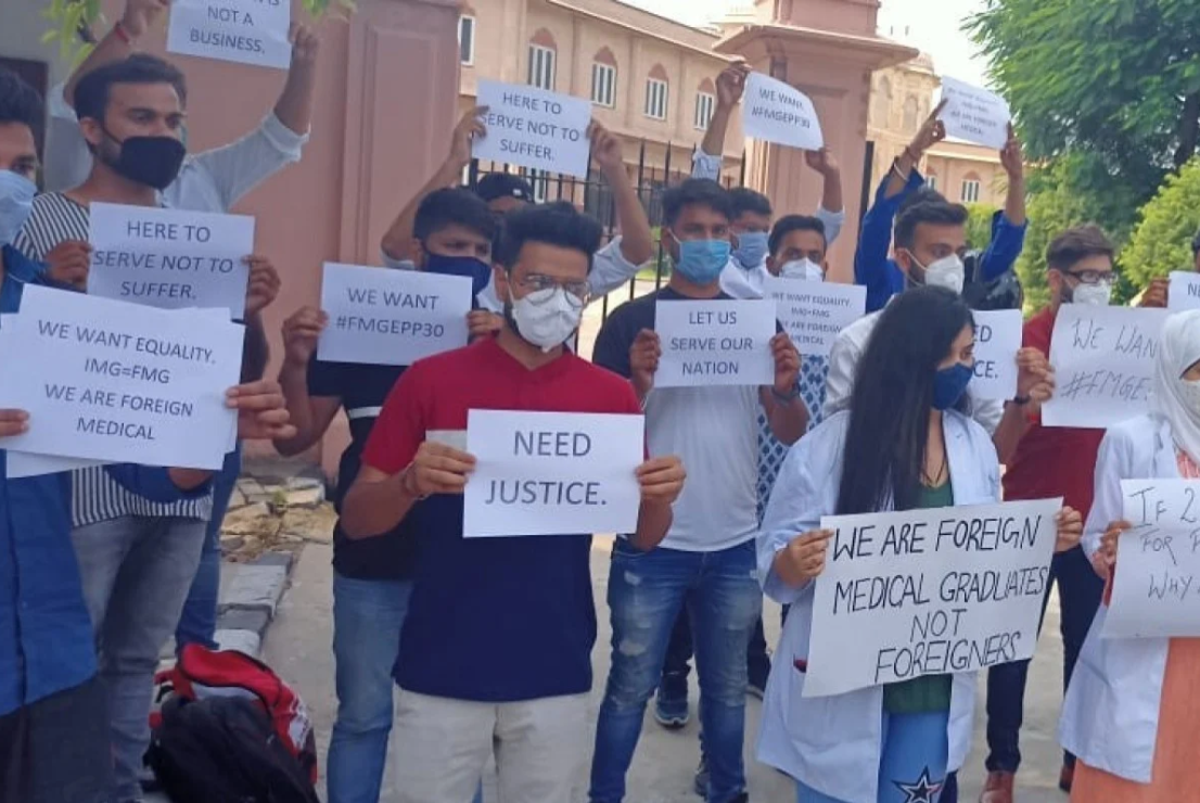 Bac si An Do phai 'ngoi choi' giua dich Covid-19 hinh anh