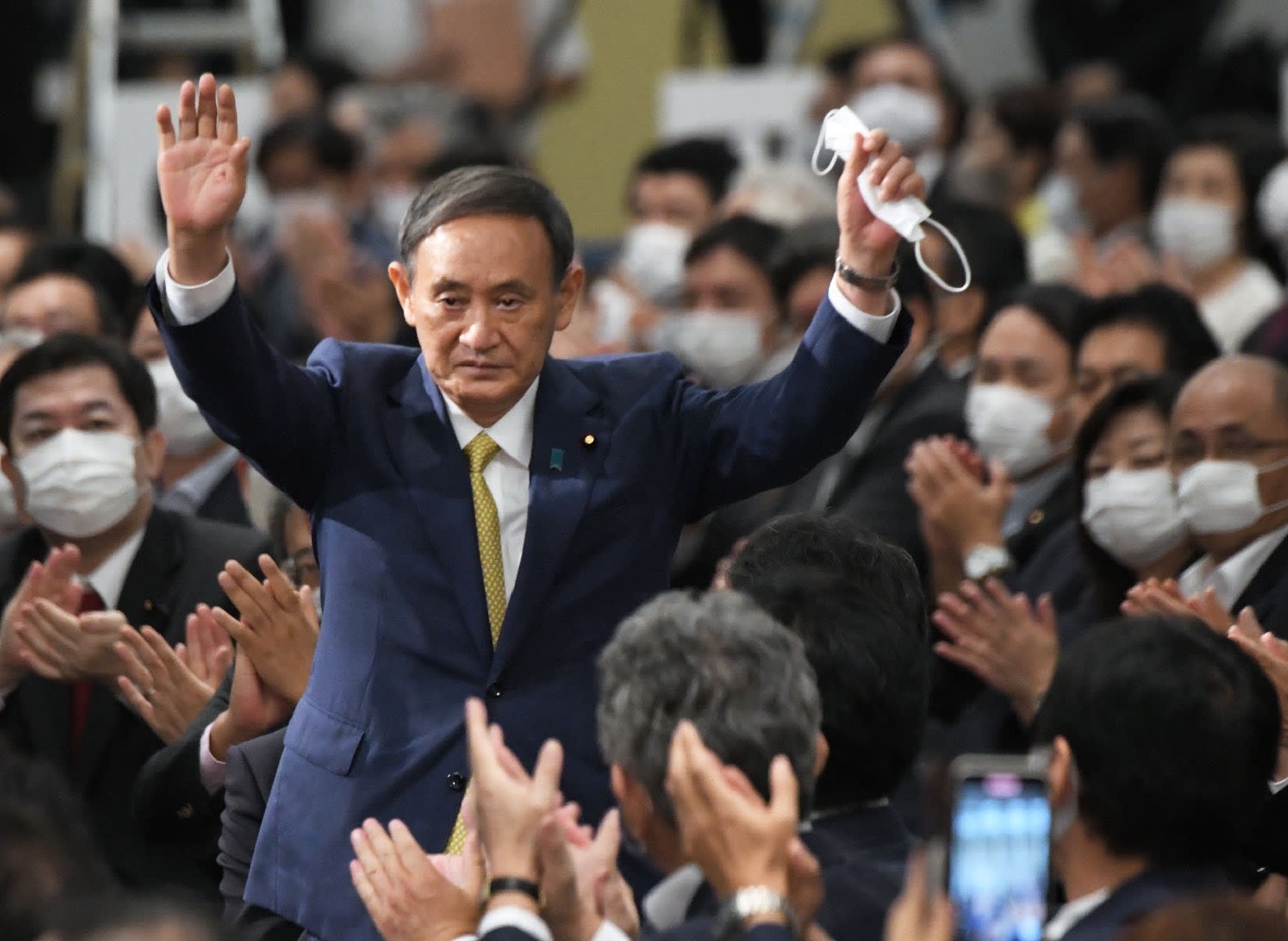 Ong Suga dac cu lanh dao dang cam quyen Nhat Ban hinh anh