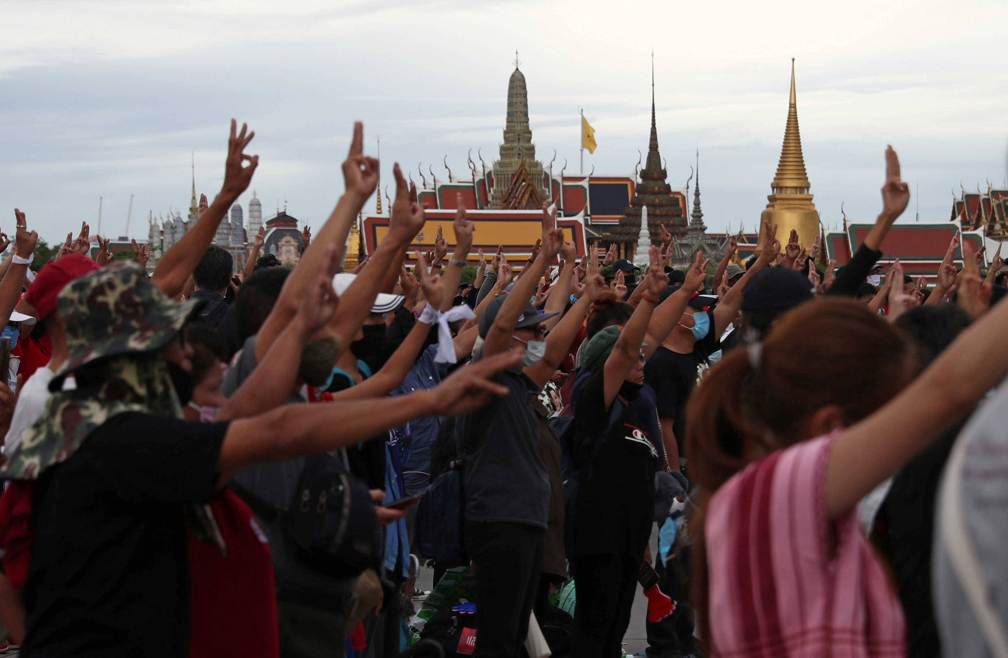 Nguoi bieu tinh Thai Lan doi gui thu den nha vua hinh anh