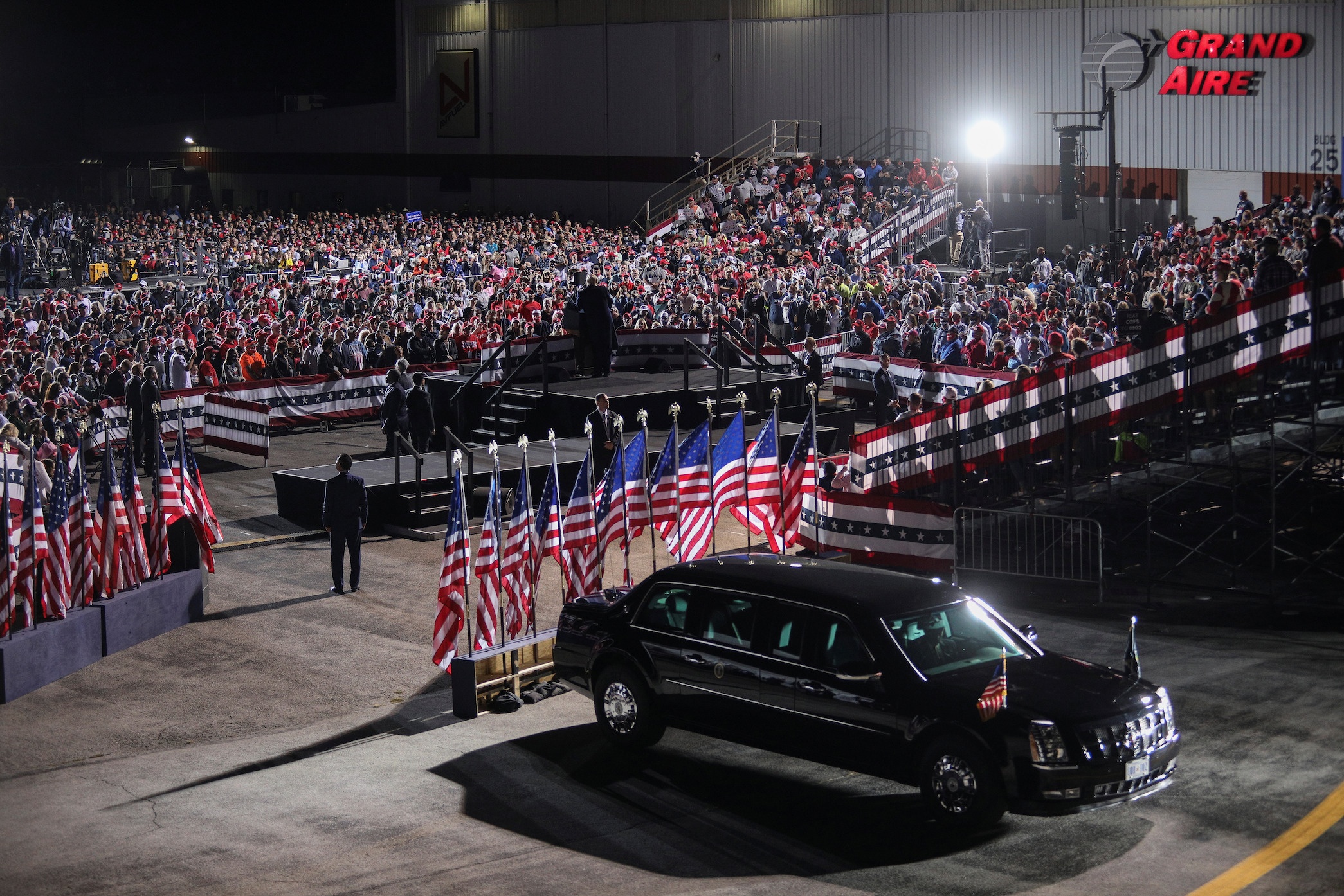 Tong thong Trump van dong tranh cu o Ohio anh 8