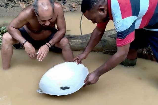 Dan Indonesia do xo di dai vang giua dai dich hinh anh