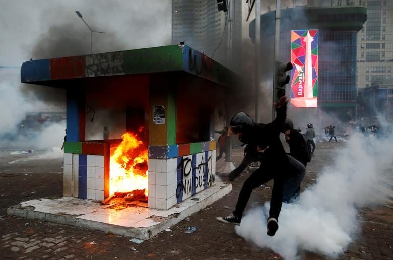 bieu tinh phan doi luat lao dong o Indonesia anh 1