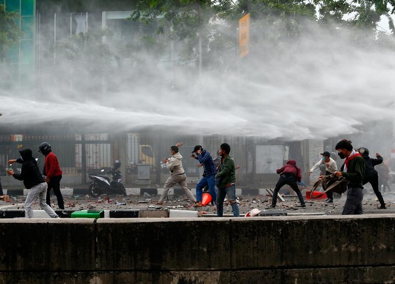 bieu tinh phan doi luat lao dong o Indonesia anh 9