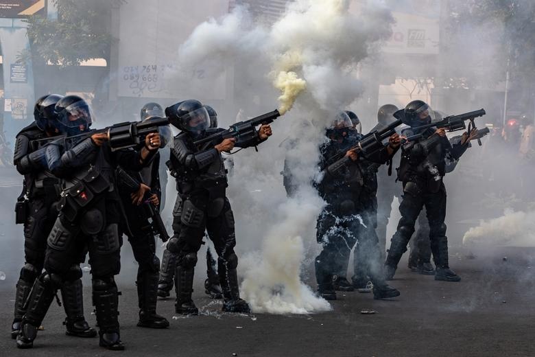 Bieu tinh bao luc o Indonesia phan doi luat lao dong moi hinh anh