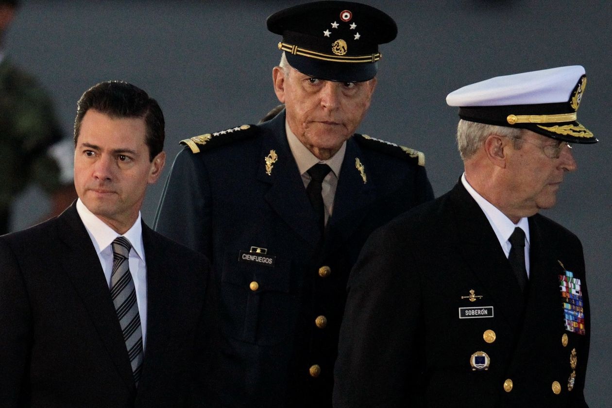 Cuu bo truong Quoc phong Mexico bi bat o san bay My hinh anh