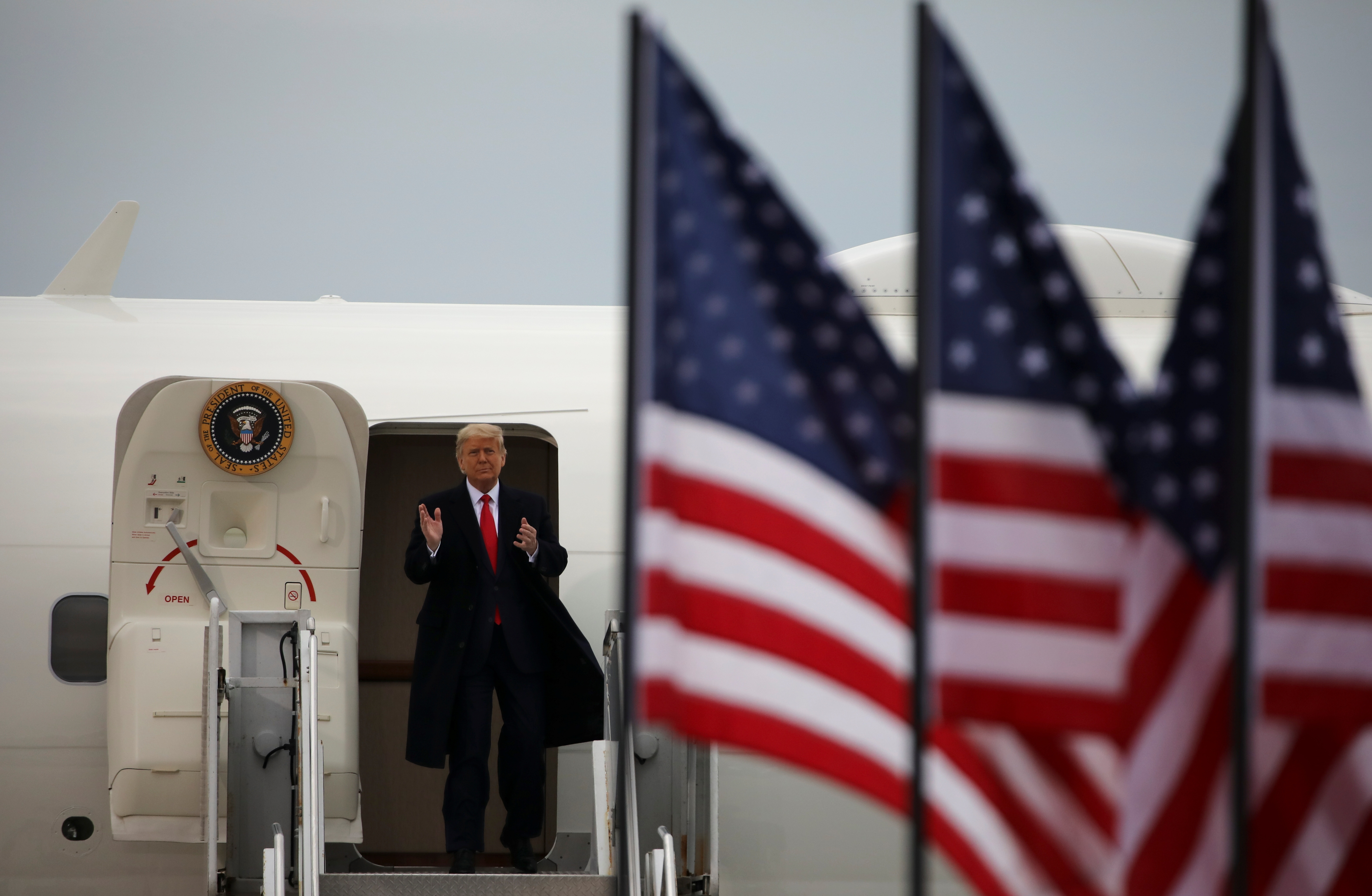 Tong thong Trump mang chien thuat gay so hai den cac bang Trung Tay hinh anh