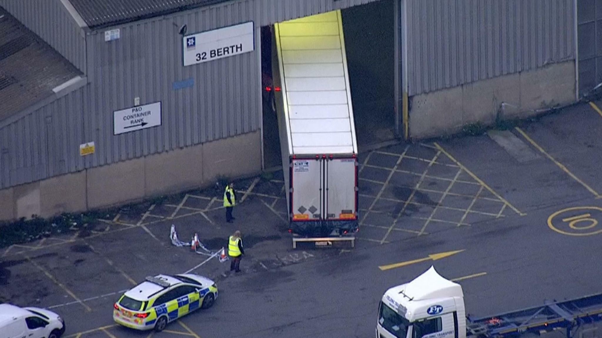 Canh sat ke lai khoanh khac thay thi the 39 nguoi Viet trong container hinh anh