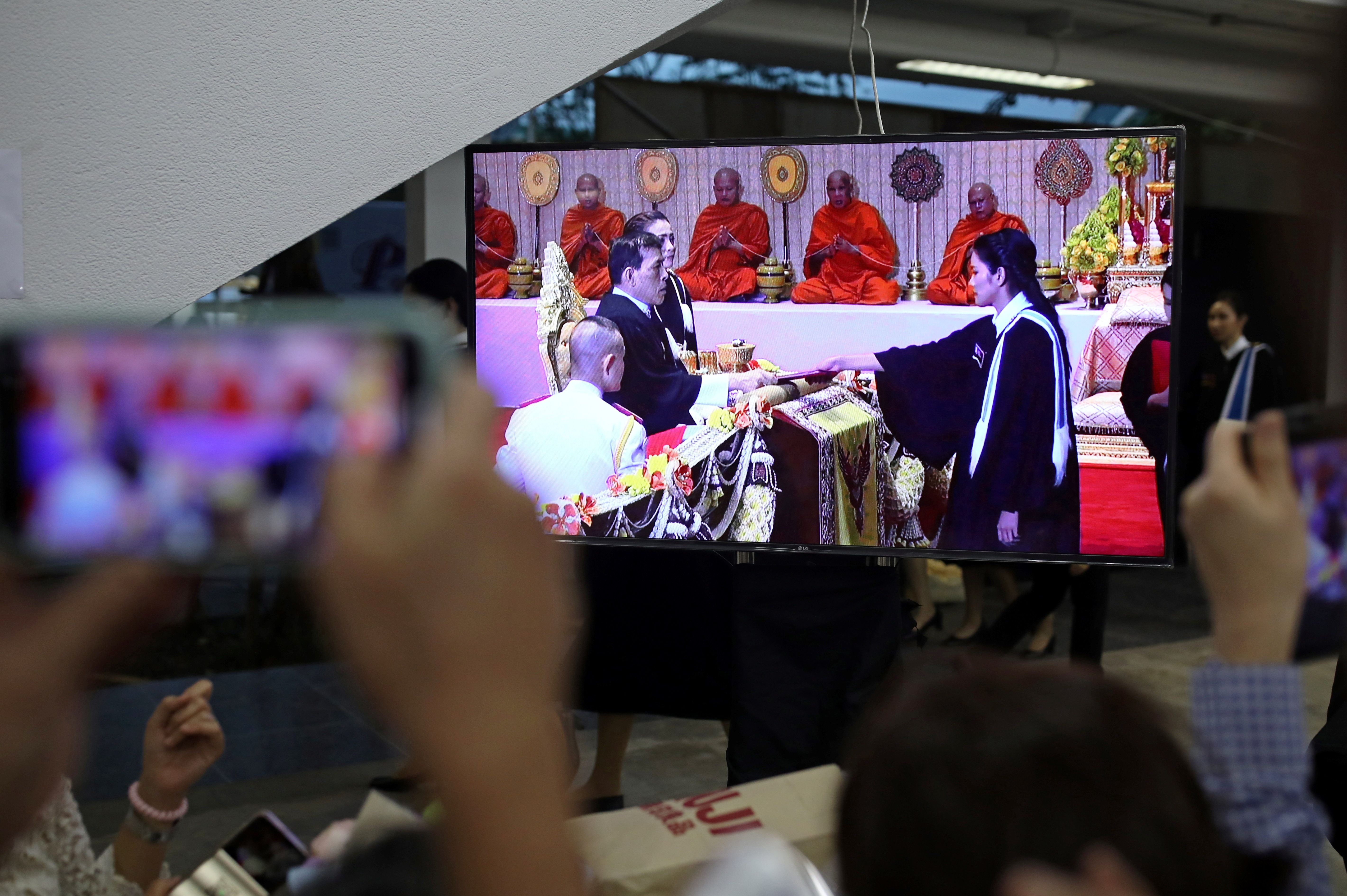 sinh vien Thai Lan tay chay le tot nghiep do vua chu tri anh 4