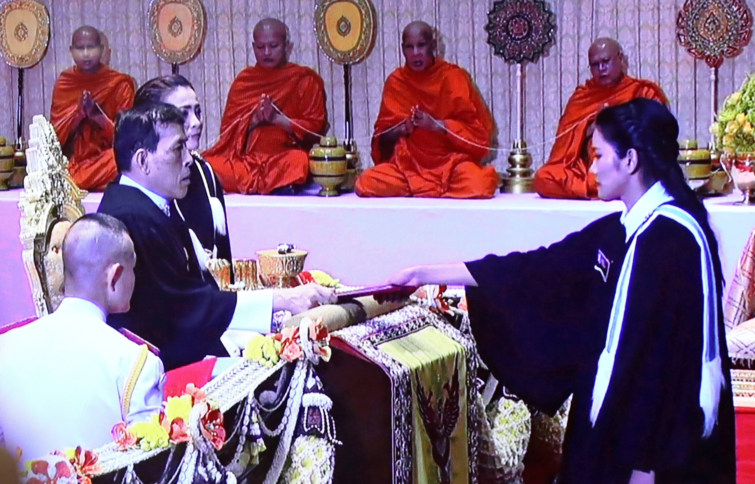 Nha vua Thai chu tri le tot nghiep dai hoc giua lan song bieu tinh hinh anh