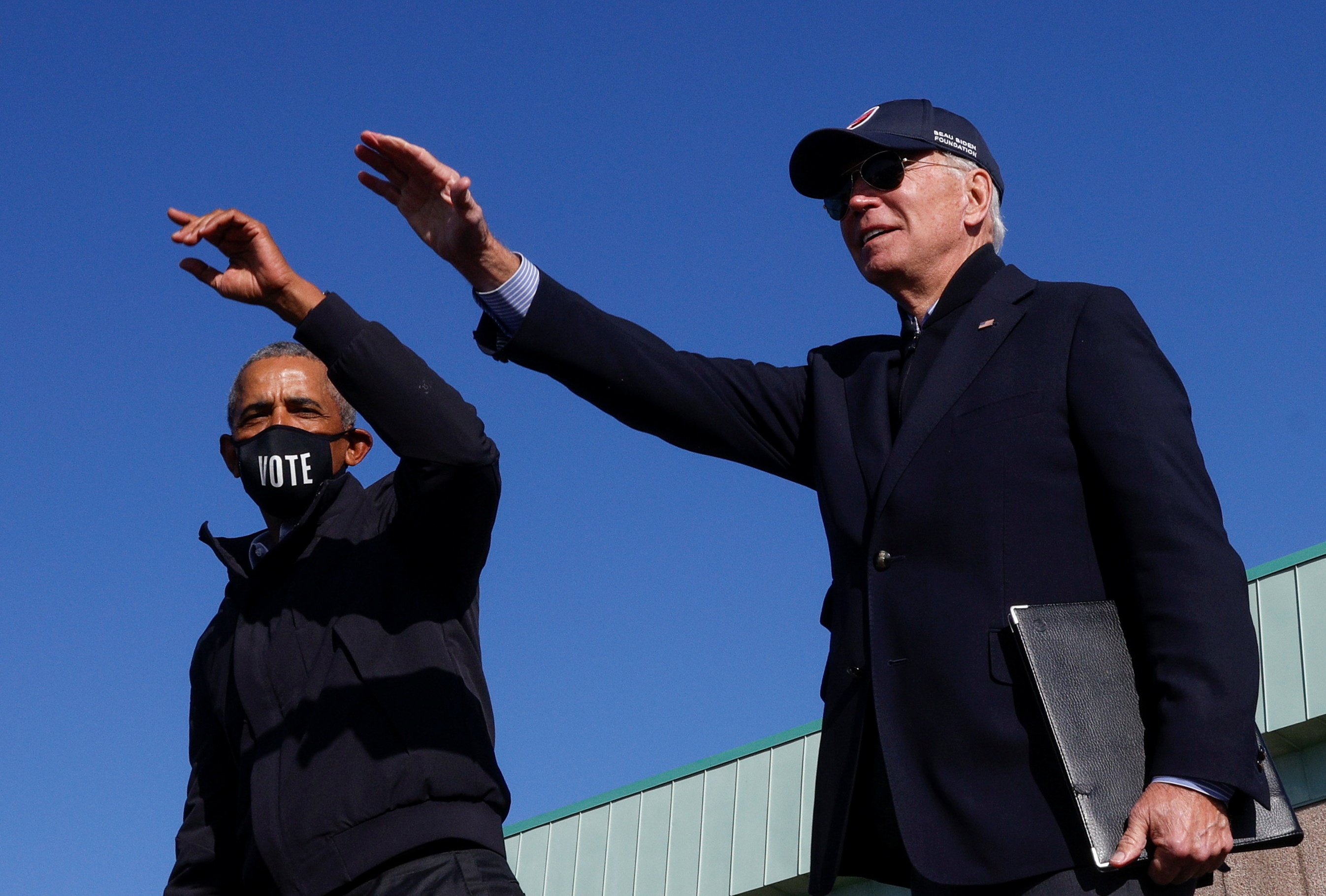 Cuu Tong thong Obama 'xong pha' bang chien truong cung ong Biden hinh anh