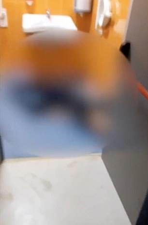 benh nhan chet trong toilet benh vien o Italy anh 1