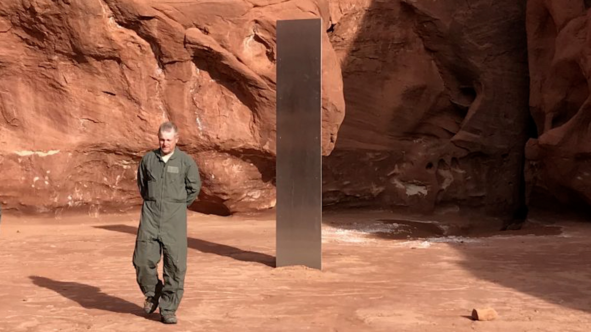 Nhieu gia thuyet ve khoi kim loai bi an giua sa mac o My hinh anh