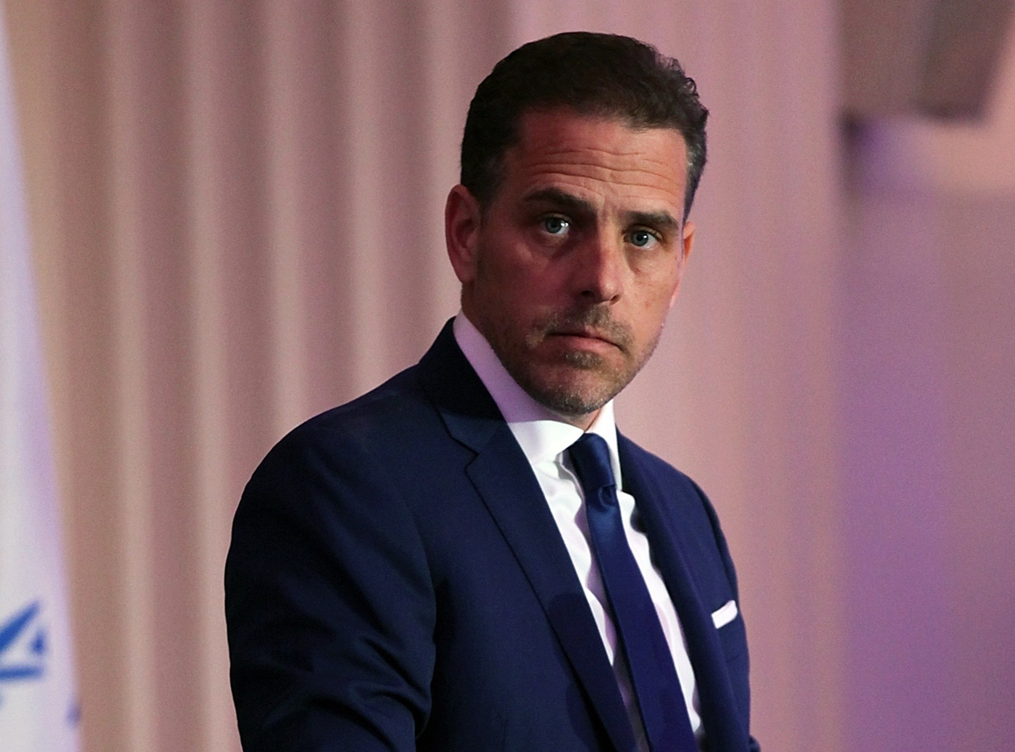 Con trai ong Biden bat ngo bi dieu tra thue hinh anh