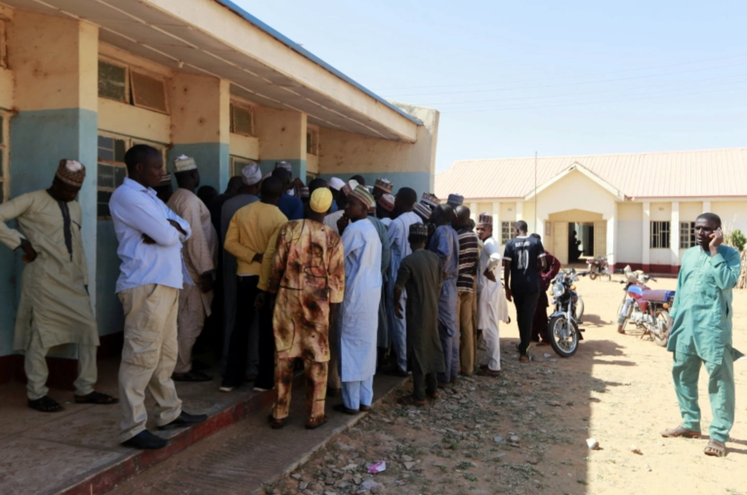 Giai cuu 344 hoc sinh Nigeria bi Boko Haram bat coc hinh anh