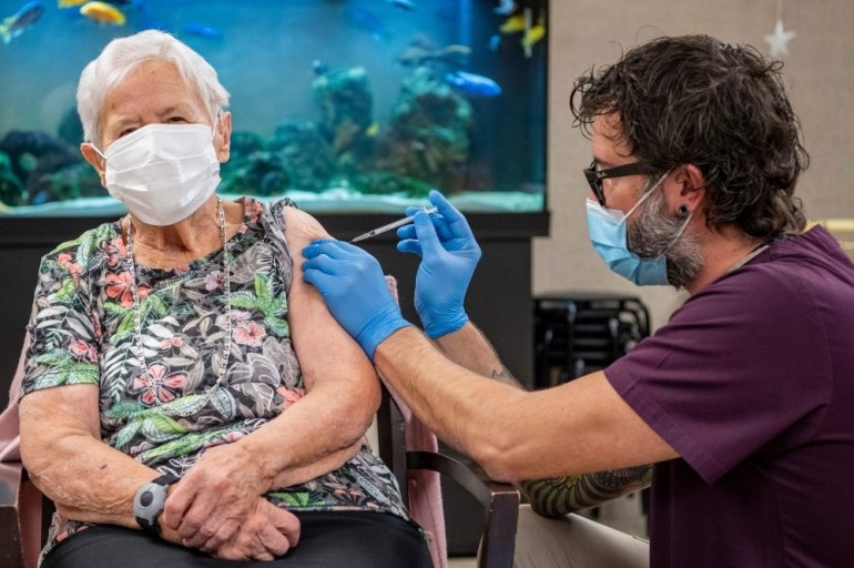 Cu ba 90 tuoi la nguoi dau tien duoc tiem vaccine Covid-19 o Thuy Si hinh anh