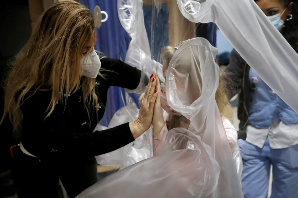 Nguoi than nan nhan Covid-19 o Italy doi boi thuong 100 trieu euro hinh anh