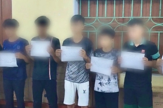 Khoi to nhom nam sinh mang hung khi di giai quyet mau thuan hinh anh