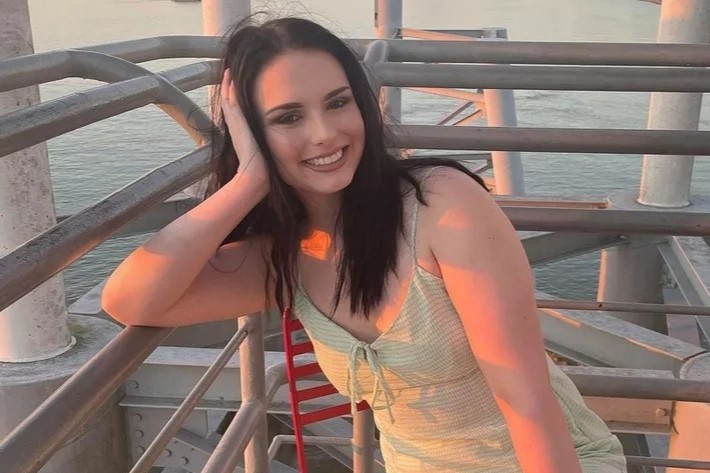 Nu sinh vien My bi ban chet khi lai xe hinh anh