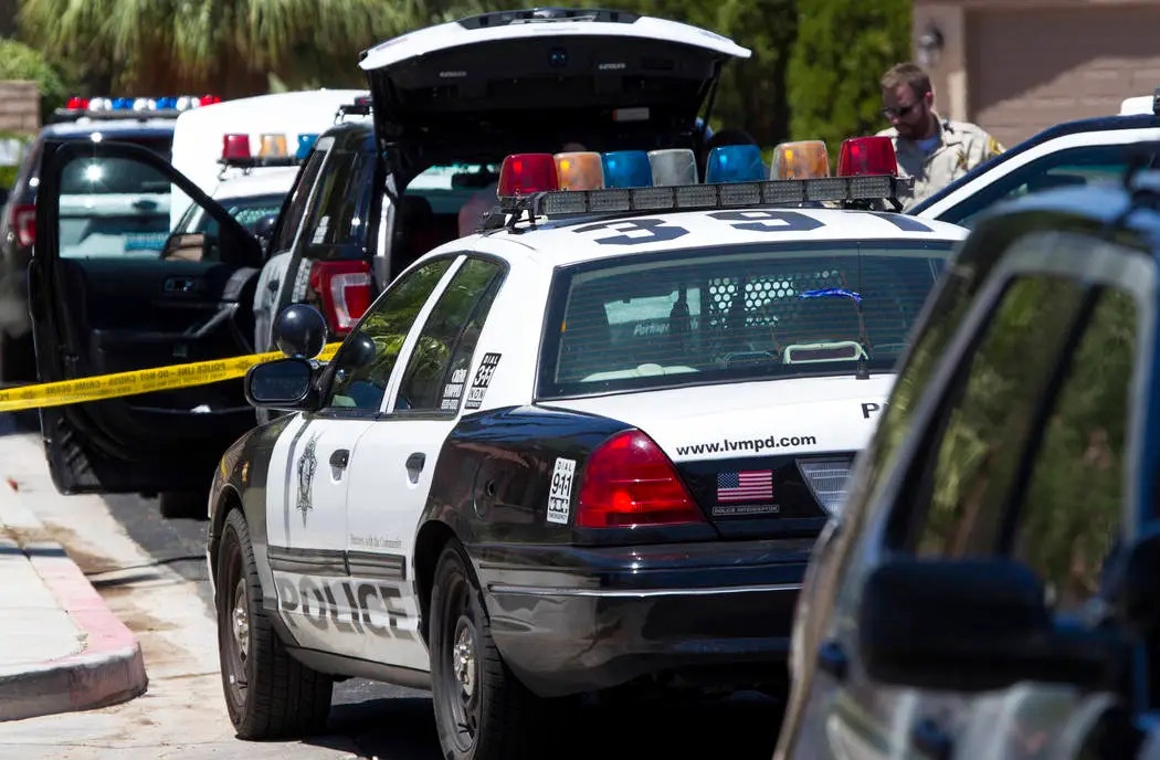 Canh sat My ruot duoi chiec xe cho thi the phu nu hinh anh