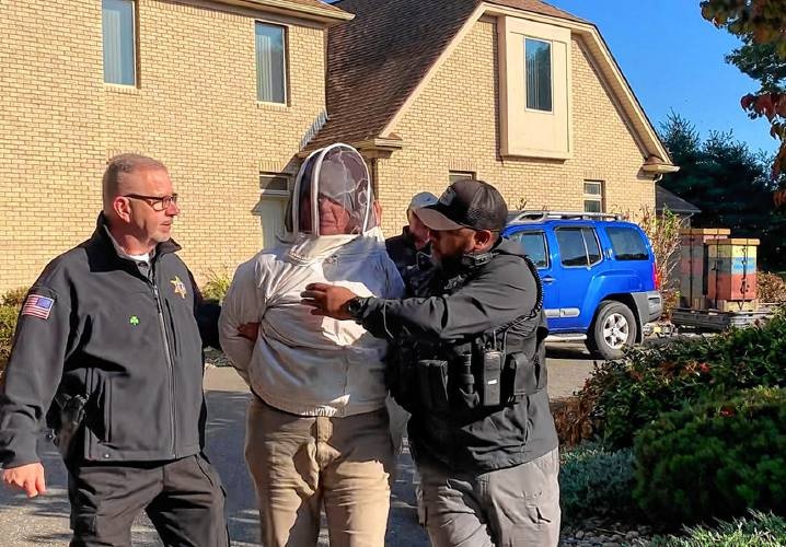 Nguoi phu nu My tha ong dot canh sat de phan doi hinh anh