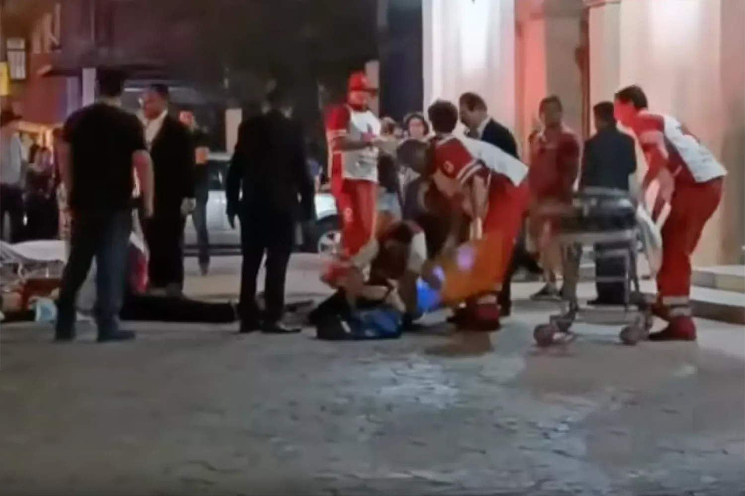 Chu re bi ban truoc mat co dau trong dam cuoi o Mexico hinh anh