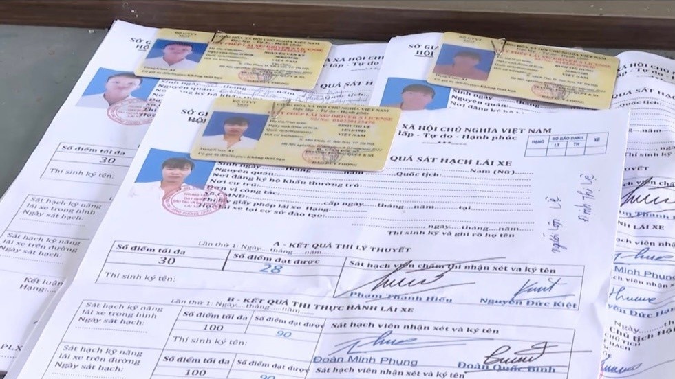 Lua ban giay phep lai xe gia tren Facebook hinh anh