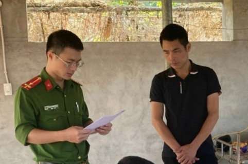 Bat tam giam nguoi dan ong khai thac vang trai phep hinh anh