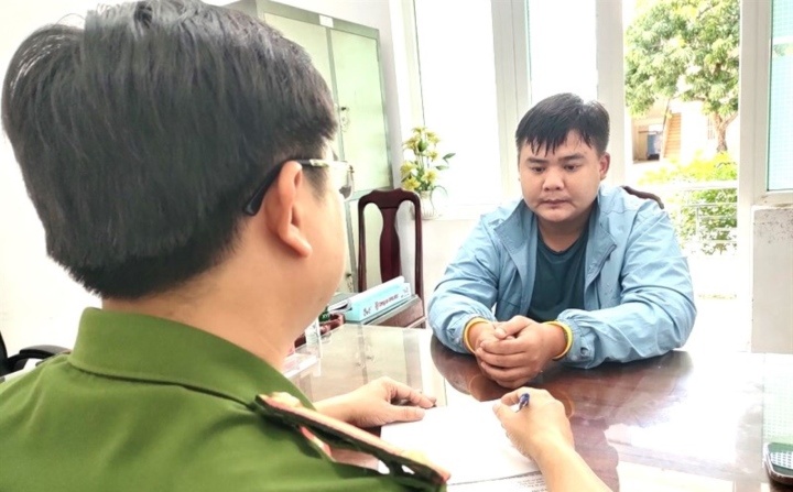 Bat giu nguoi cam dau vu hon chien tren duong pho Da Nang hinh anh
