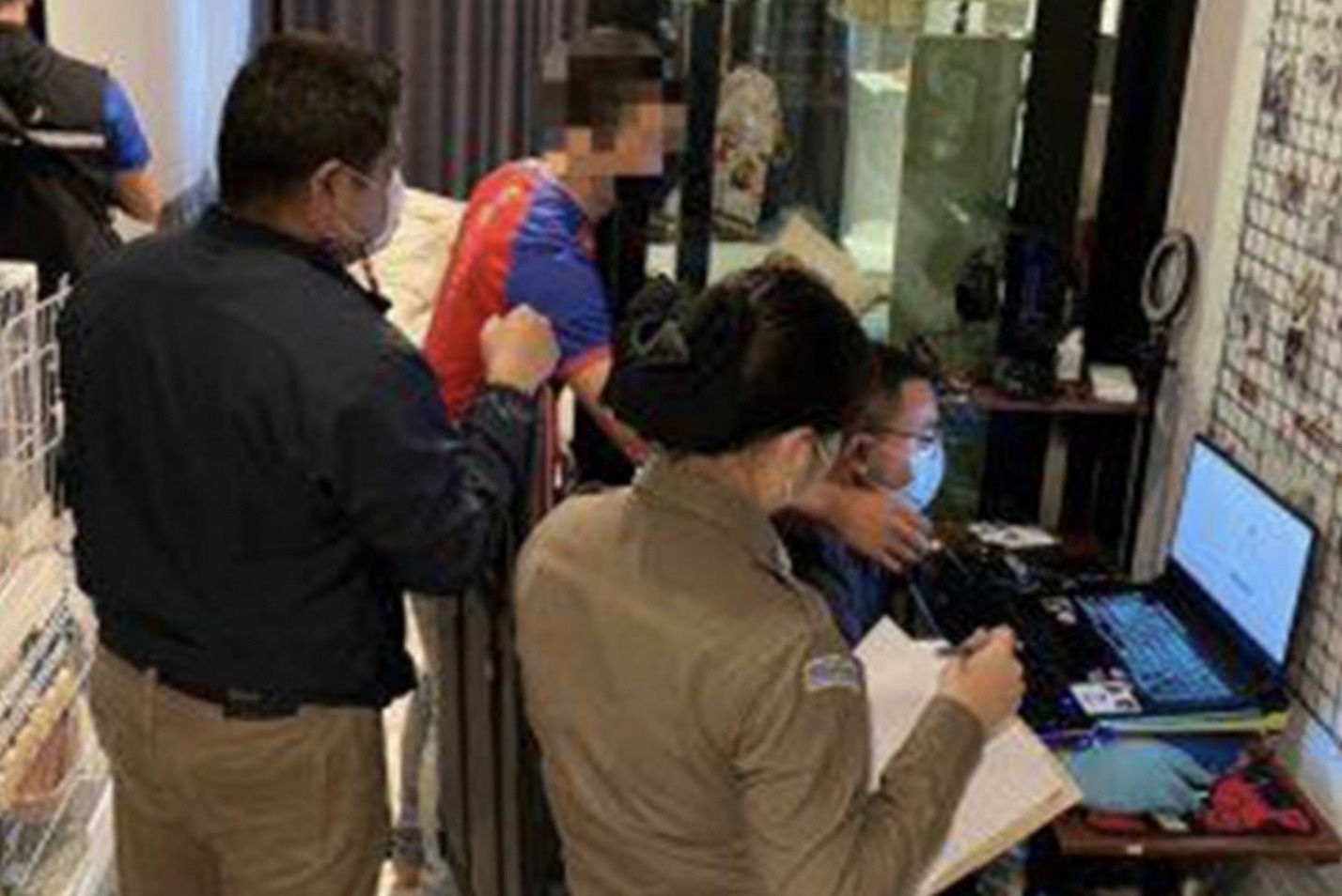 Giao vien Thai Lan bi bat vi phat tan video khieu dam hinh anh