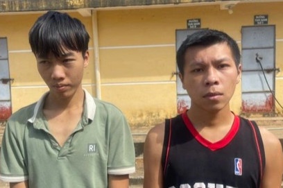 Bat giam 2 thanh nien dieu tai xe xe om den ho Tuyen Lam de cuop hinh anh