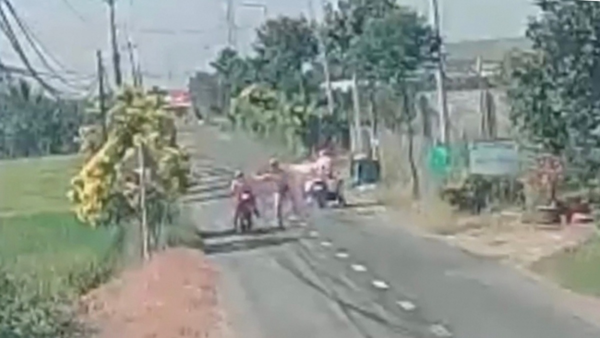 Dieu chuyen 3 CSGT trong vu danh nguoi vi pham o Long An hinh anh