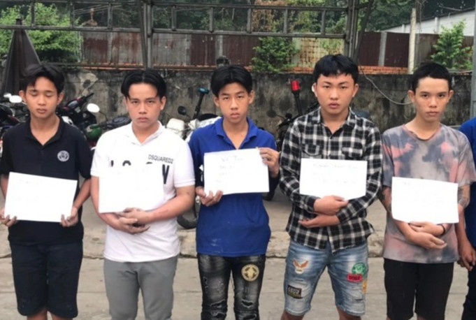 Nhom 'Dat co' mang hung khi vao san quang truong tim doi thu hinh anh