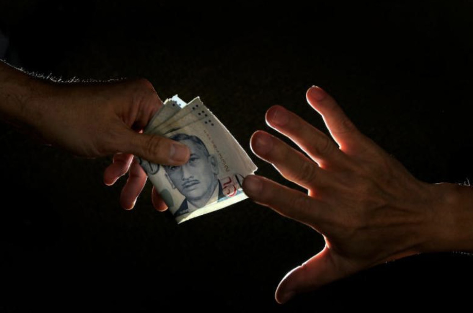 Thanh nien Singapore gia gai tren ung dung hen ho de lua dao hinh anh