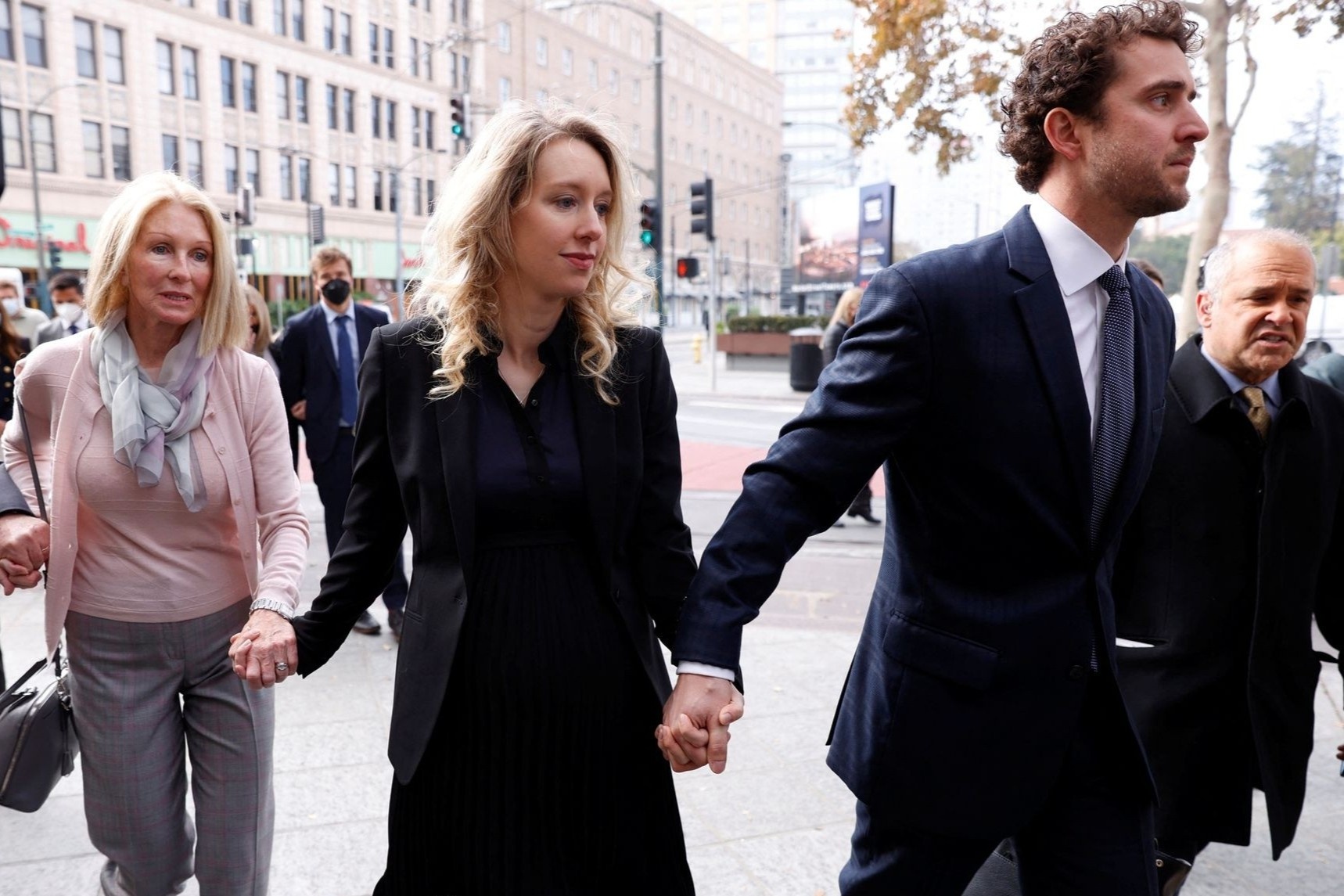 Nu ty phu Elizabeth Holmes bi ket an hon 11 nam tu hinh anh