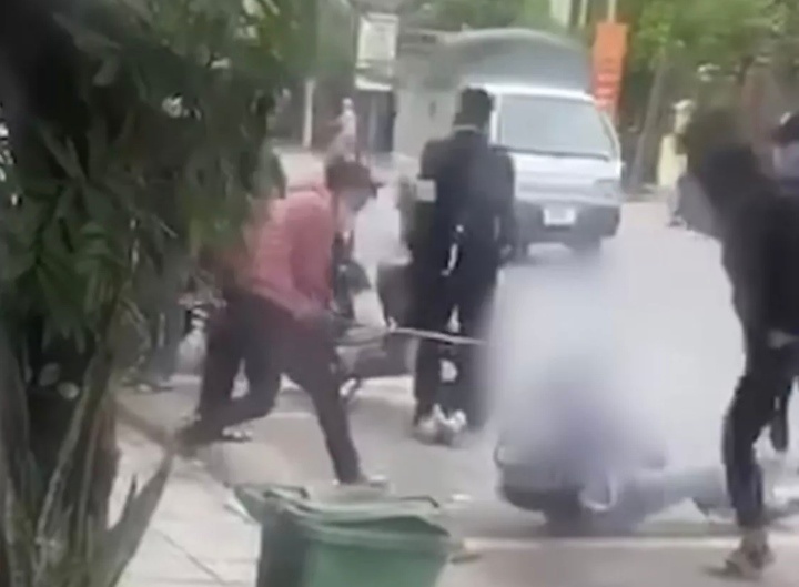 Nam sinh bi danh guc anh 1