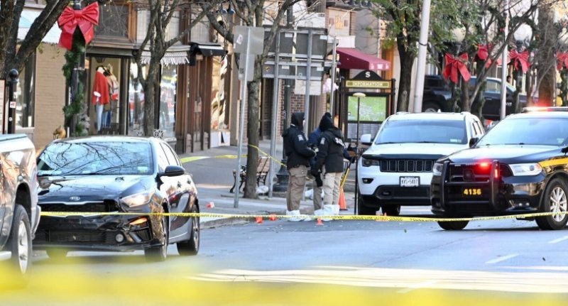 Dau sung giua duong, canh sat My bi dong nghiep ban 10 phat hinh anh