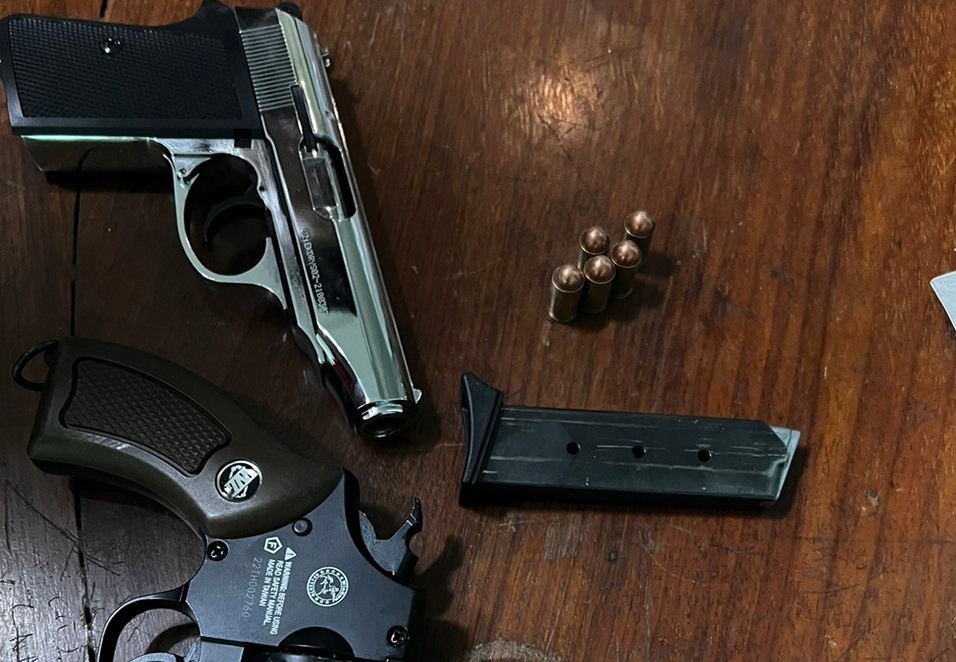 Tam giu 2 thanh nien mua ban sung hinh anh